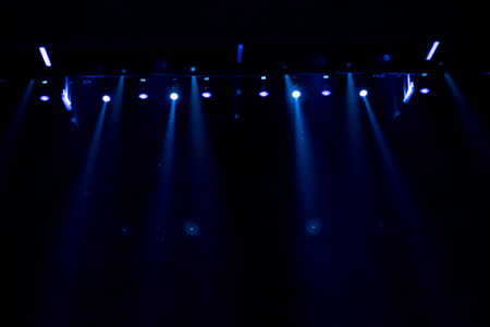 光影交错 舞台灯下的瞬间与永恒